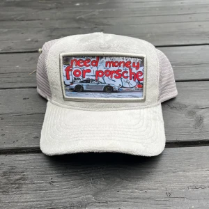 Need Money For Porsche Keps - Tjena, säljer just nu denna feta keps från revenites sista försäljning någonsin. Bara 250 styckna tillverkades. Aldrig använd. 10/10 skick. Bara att höra av dig vid funderingar och pris kan diskuteras🙌✅