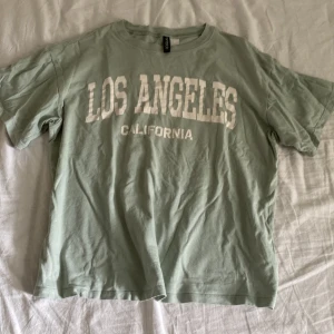 T-shirt  - T-shirt i storlek s, bra skick fin turkos grön . Köparen står för frakten 