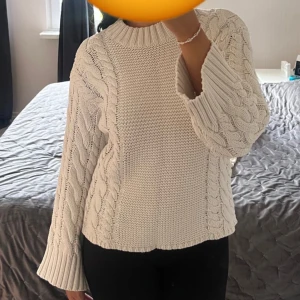 Stickad tröja - gina tricot  - Sparsamt använd. Krämvit i färgen. 