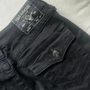 true religion jeans - svarta lågmidjade bootcut jeans, använda en gång och uppsprätta💕