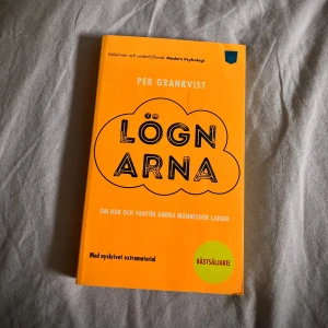 Lögnarna bok 📕  - Dagligen matas vi med andra människors lyckliga liv i sociala medier, dar de läager filter på sina vardogsbilder eller gör en statusuppdatering om hur bra de har det. 