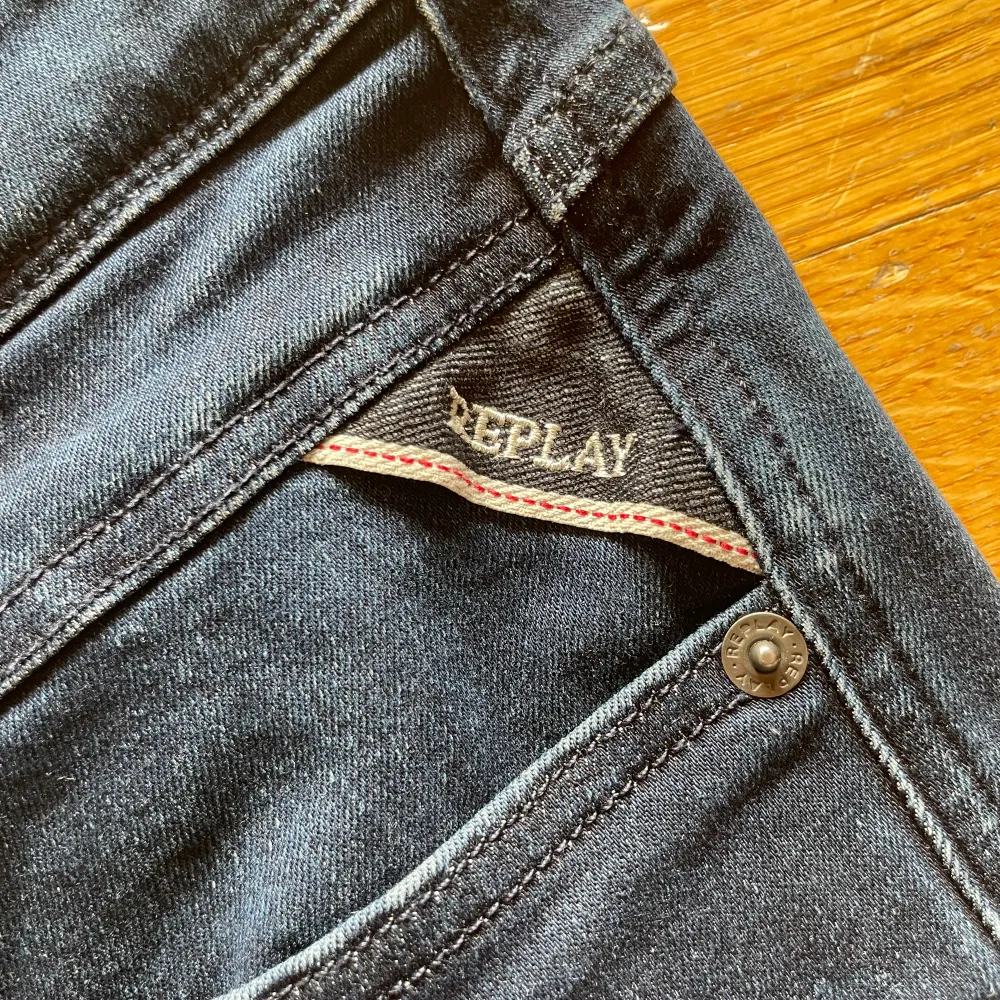 Tja! Säljer dessa replay Anbass jeans i storlek 29/32 då dem ej kommer till användning mer! Jeansen är i fint skick utan anmärkningar! Nypris ca 2000kr. Jeans & Byxor.