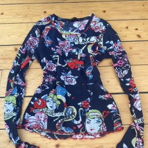Cool långärmad i meshmaterial - Cool ed hardy liknande långärmad i meshmaterial! Fint skick