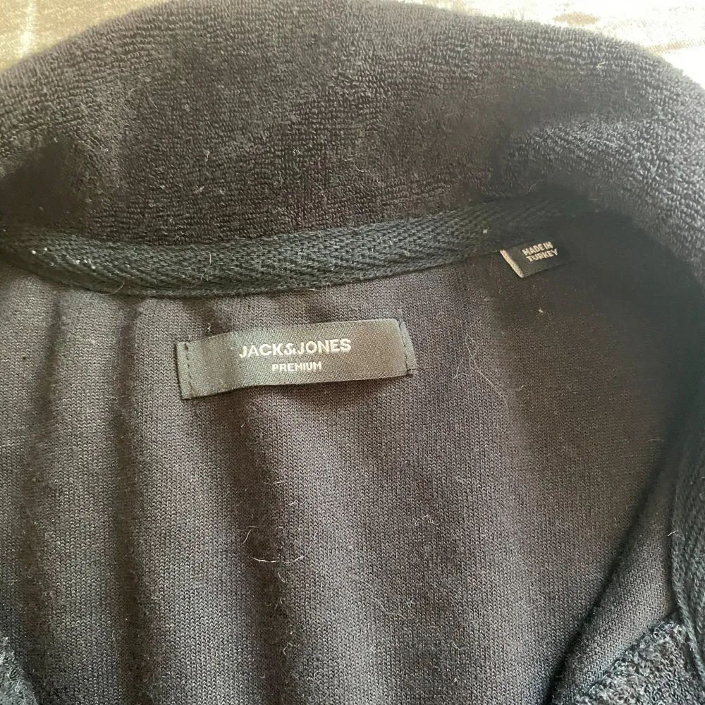 Jack & Jones frotté | Storlek S | Svart | Nypris runt 400kr | Ägd sedan Juni 2024 | Knapp använd | Felfri tröja | Kontakta vid funderingar✅. Skjortor.