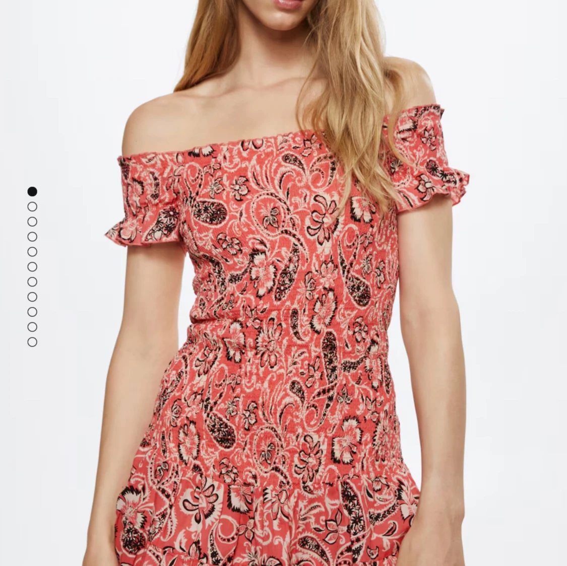 Mönstrad offshoulder klänning från MNG