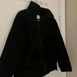 Teddyjacka / pilejacka / fleecejacka Carin Wester   - Säljer min superfina jacka från Carin Wester pga att den inte kommer till användning. Endast använd ett fåtal gånger så som ny. Köpt på Åhléns för 799kr ☺️☺️ Storlek XS, oversized passform. 