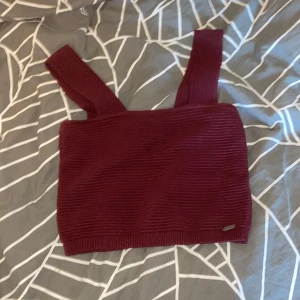 topp - vinröd/lila topp från hollister med breda axelband