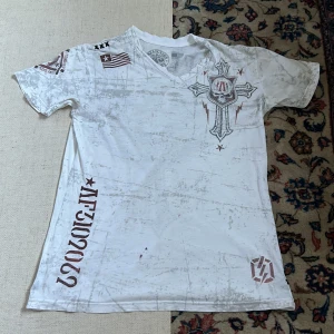 AFFLICTION RARE CROSS T-SHIRT - Galet fet Affliction t-shirt med riktigt nice tryck❤️🔥 fläck på framsidan och mycket små hål men annars fint skick🔥😍❤️ dm för frågor eller funderingar🔥🔥💯❤️