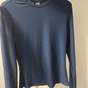 Blå/turkos top - Köpte topen för 300kr säljer för 200 för den är inte använd. Några frågor? Fråga. 