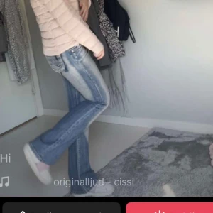Lågmidjade jeans - Midjemått cirka 37/38 tvärs över. Är cirka 167 och de passar bra i längden. Färgen är mer som första och andra bilden. Mina favoritjeans så kom med bra bud❤️