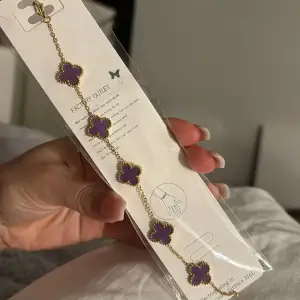 Säljer ett lila van cleef armband (inte äkta) inte tagit ut från förpackningen ens❤️☺️