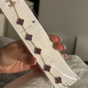Van cleef armband  - Säljer ett lila van cleef armband (inte äkta) inte tagit ut från förpackningen ens❤️☺️