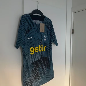 Tottenham prematch tröja - Fick den i present när jag va i London. Men den har alltid varit för liten. Helt ny, skick 10/10. Inga tecken på defekter. Pris kan diskuteras vid snabb affär.