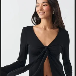 Tröja - Säljer den fina tröjan efter som den inte kommit till användning, annars är den jätte fint 