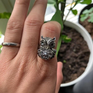 Ring med uggla i strass - Jätte fin ring med en Uggla i grå/smokey och svarta stenar. 