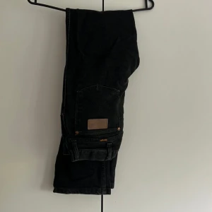 Wrangler svart jeans, storlek 30 x 32 - Snygga svarta jeans från Wrangler i storlek 30 x 32. Använda vid fåtal tillfällen.