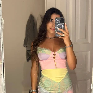 En klänning med färger  - Köpte i cyprien har använt under semestern bara, första bilden har lånat , väldigt fint och stretchiga vid bröstet.