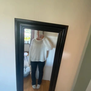 Vit stickad tröja  - Jättefin vit stickad tröja! Köpt på Vinted i jättebra skick men för stor så säljer därför. Pris går att diskuteras💕💕