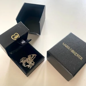 Maria Nilsdotter Kedja - Silverkedja från Maria Nilsdotter i längden 45cm. Säljer pga att jag fick två halsband i samma längd och hellre vill ha olika längder. Helt oanvänd. Kan även tänka mig att byta mot en kedja i 40cm. 