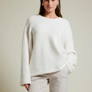 Stickad tröja  - En fin vit stickad tröja ifrån bikbok i st XL  Helt oanvänd dock ingen prislapp kvar. Ord 399 kr 