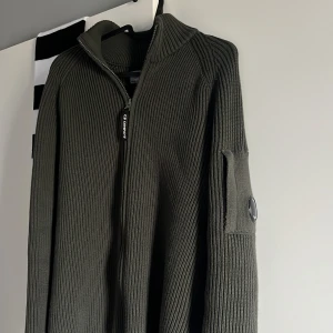 C.P Company - säljer en C.P company overshirt som endast använts ett fåtal gånger, mycket bra skick! Skriv vid minsta intresse, svarar på allt!