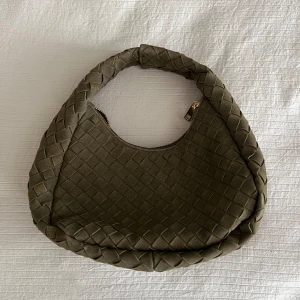 Väska - Supersnygg slutsåld väska från glitter. Perfekt storlek och rymmer massa. 