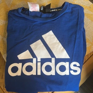 Adidas t-shirt - Storlek 152 Ålder 10-12 Väldigt lite använt  Bra skick 