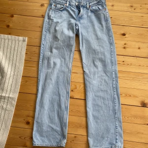 Ljusblå jeans från Weekday - Säljer ett par ljusblå jeans från Weekday. De har en straight passform och är lågmidjade. Det finns ett litet hål i bakfickan, men annars är dom i perfekt skick! säljer pga dom är jättesmå på mig.