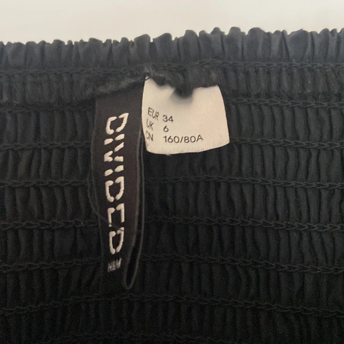 Svart axelbandslös topp med rosett från H&M Divided - 91