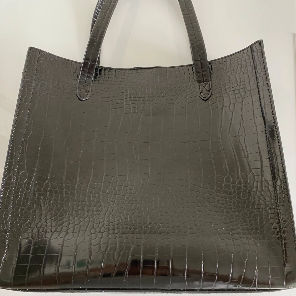 Svart axelväska i krokodilpräglat material - 91