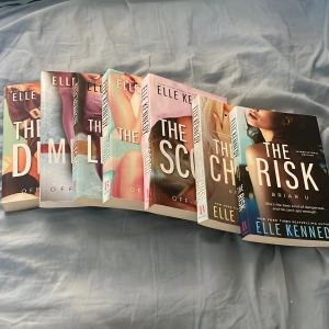 Off campus serien!  - Säljer nu offcampus serien, super bra hockey romance serier, även början på Briar U serien! Flesta böckerna kostar runt 200kr nya. Säljer varje bok för 139kr  595 för hela offcampus. 659kr med Briar U. The goal och The legacy såld!