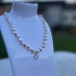 Pärlhalsband  - Pärlhalsband med vita detaljer 🤍