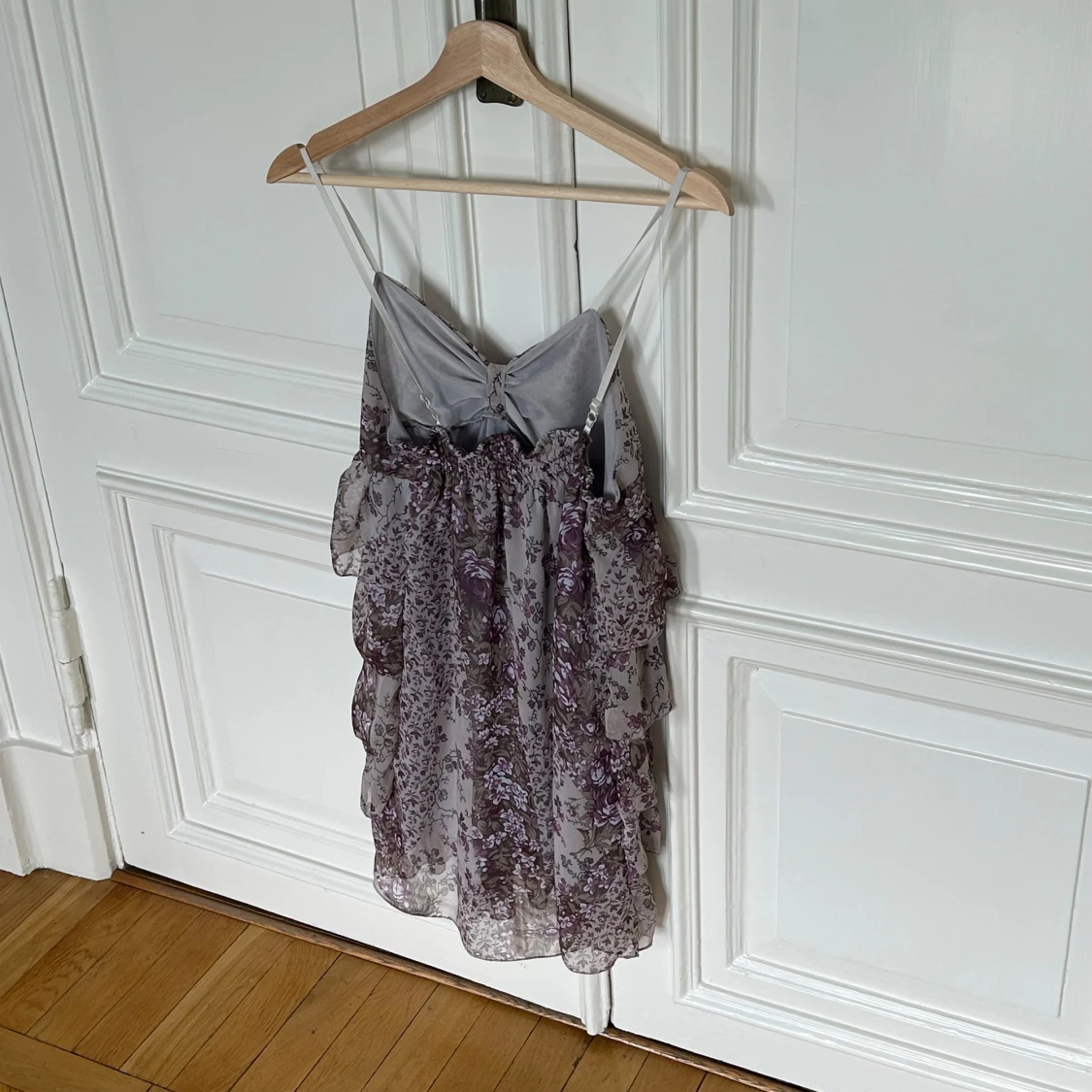 Blommig klänning med volanger - 92