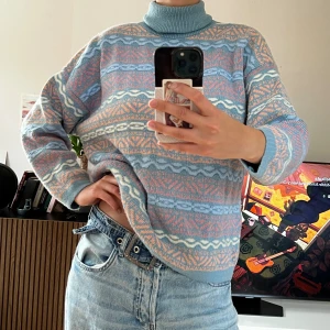 Vintage stickad tröja - Vintage stickad tröja, supersöt och varm i fina pastellfärger. Perfekt till hösten🍂