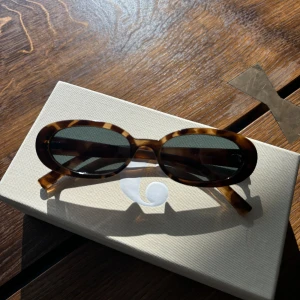 Snygga glasögon  - Vet tyvärr inte vart dom är ifrån men jätte coola💕