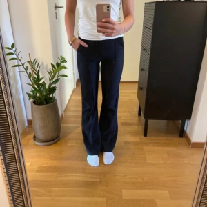 Lågmidjade kostymbyxor  - Supersnygga kostymbyxor från Gina med låg midja. Aldrig använda, endast testade. 