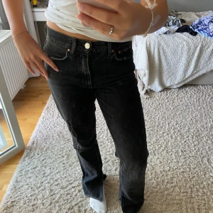 Svarta jeans  - Svarta midwaised jeans med slit längst ner, från Zara!! Säljer då dom inte kommer till användning💕💕