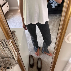 Zara jeans med slits - Säljer dessa supersnygga jeans från zara. De har lite slitningar vid benen och en hylsa är sönder, men inget man tänker på. 🩷