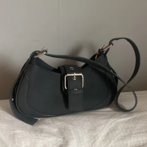 Svart väska  - Säljer min fina väska från Boohoo som köptes för ett år sedan och är i jätte bra skick💕 den rymmer mycket 