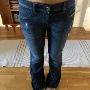lågmidjade bootcutjeans från diesel 💙💙 - Supersnygga stretchiga jeans!⚡️⚡️⚡️passar allt mellan XS-M