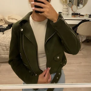Jacka i mocka - Militärgrön snygg mockajacka i ett tyngre material från Zara. Ser oanvänd ut. 