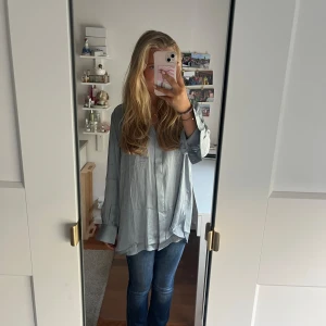 Wera skjorta i satin - Jättefin oanvänd skjorta från Wera i satin. Sitter snyggt oversized på mig som har S men är i storlek 40.