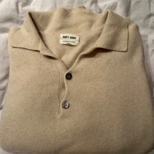 Soft goat  - Så fin soft goat tröja med knappar som är sparsamt använd. Har varit ett hål under armen som är igensytt och syns knappt!! Nypris 1990 kr💕