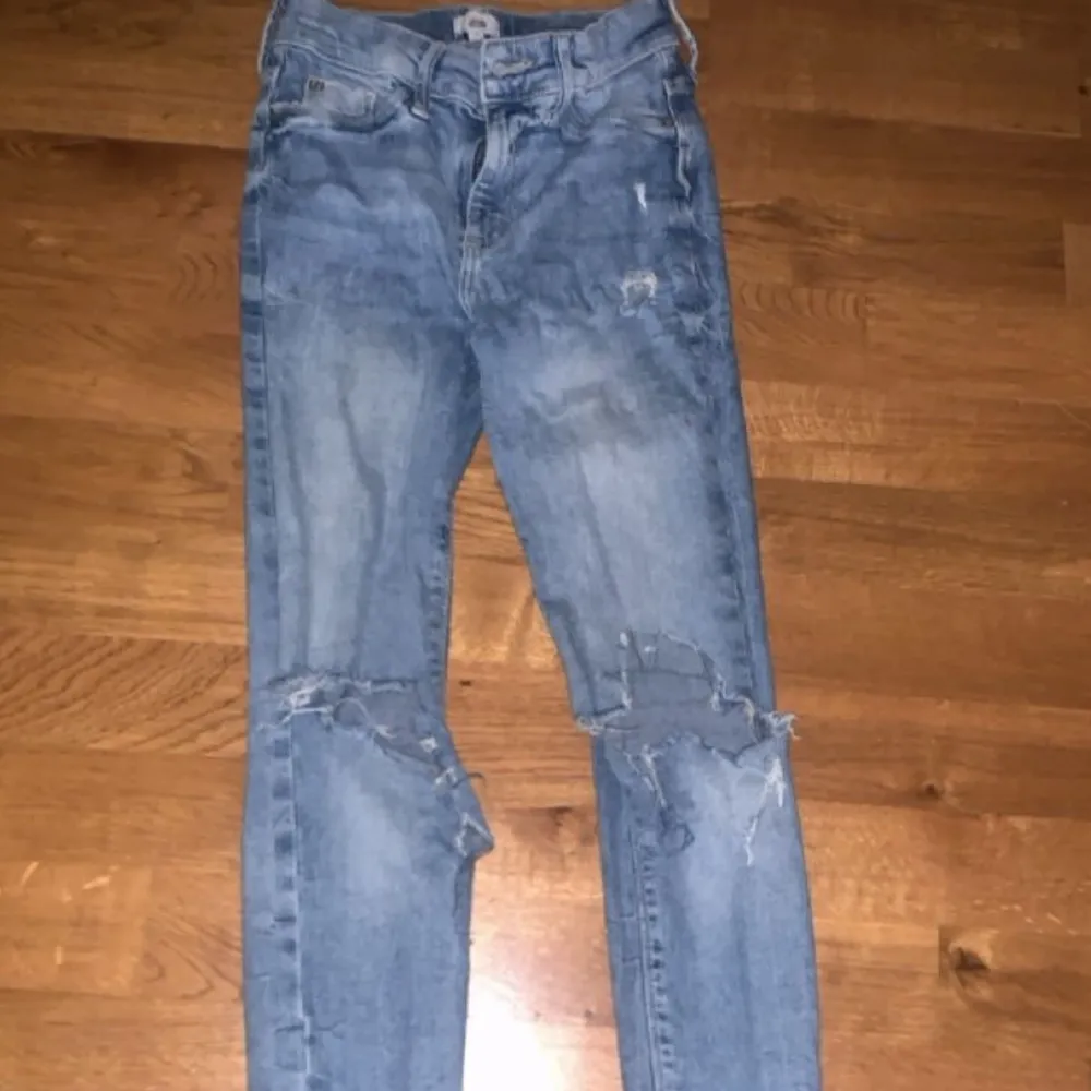 Ljusblåa jeans ifrån river island ganska använda men är fortfarande i ganska bra skick. Storleken är 34 (xs). Jeans & Byxor.