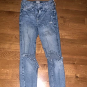 Ljusblå jeans  - Ljusblåa jeans ifrån river island ganska använda men är fortfarande i ganska bra skick. Storleken är 34 (xs)