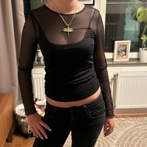 Nättröja - Säljer en ”nättröja” från H&M💓 Passar till allt möjligt som ni ser på bilden💞 Klicka inte på köp nu utan skriv gärna att du vill köpa den först💞💞