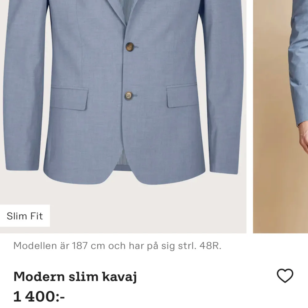 Snygg och stilren ljusblå kavaj i slim fit. Perfekt för både fest och mer formella tillfällen. Kavajen har två knappar framtill och är tillverkad i ett lätt och bekvämt material. Passar bra till vår och sommar.. Kostymer.