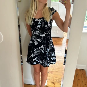 Svart blommig klänning - Svart blommig klänning i bra skick 