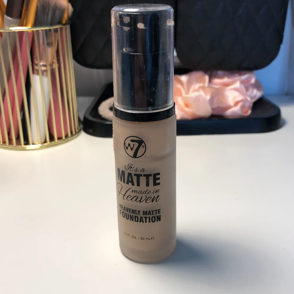 En ”heavenly matte foundation” ifrån w7. I näst ljusaste färgen.. Skönhet.