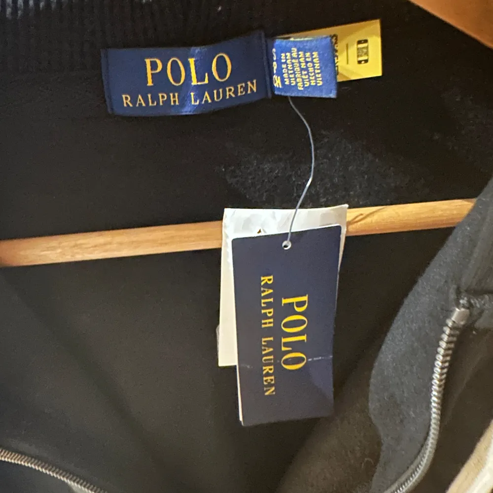 Helt ny oanvänd Ralph lauren hoddie med prislapp kvar köptes för 1480kr (man kan se på bilderna) inte använd pågrund av storleken inte passa. . Hoodies.